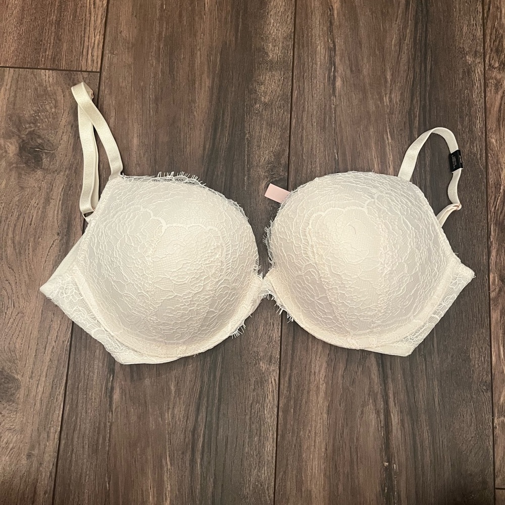 New with tags Victoria Secret 36D white lace bra